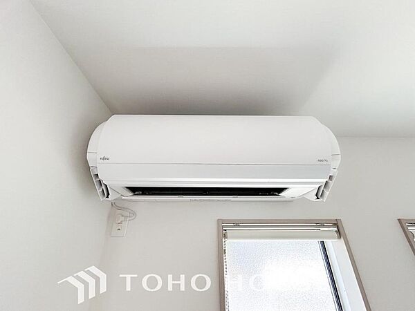リビングにはエアコンが設置済み。すぐに快適な空間を楽しめ、初期費用も抑えられてうれしいですね。