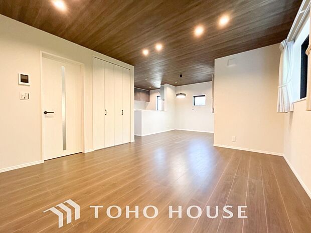 光と風があふれる開放的なリビングダイニングには自然と家族みんなが集まってきます。