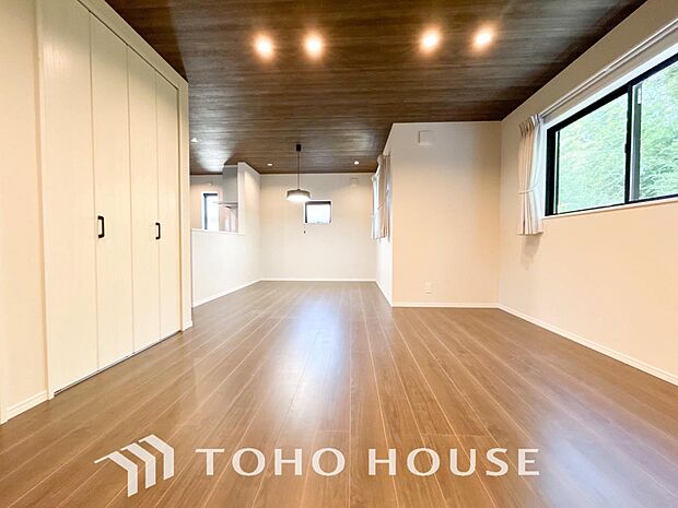 造りこんだ空間演出の妙が生み出す光と質のハーモニーはこの住宅のクオリティの良さを実感させてくれます。