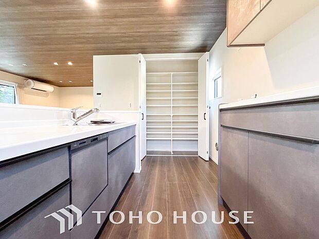 広々キッチンを採用。みんなで作った料理を召し上がりながらの会話は、どのような物になるのでしょうか。