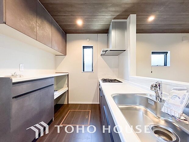 家族みんなでゆったりと調理や食事の準備ができる十分な広さを確保した、快適なキッチンスペース。