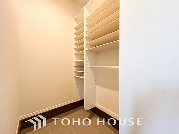 居室にはクローゼットを完備し、自由度の高い家具の配置が叶うシンプルな空間です。