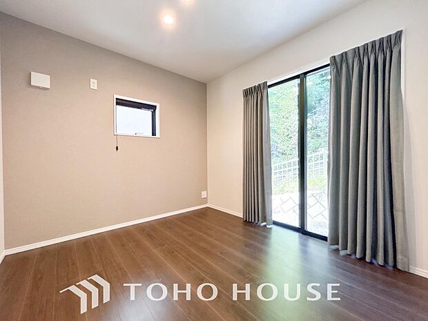 家具の配置のし易い室内です。趣味の部屋としても充分な広さを確保しております。