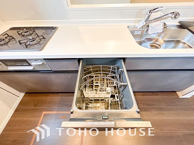 「ビルトインタイプ食器洗乾燥機」通常の手洗いでは使用出来ないほど高温のお湯や高圧水流を使うことにより汚れを効果的に落とすことができる。殺菌効果が非常に高く哺乳瓶などを使う家庭で需要が高く大変便利。