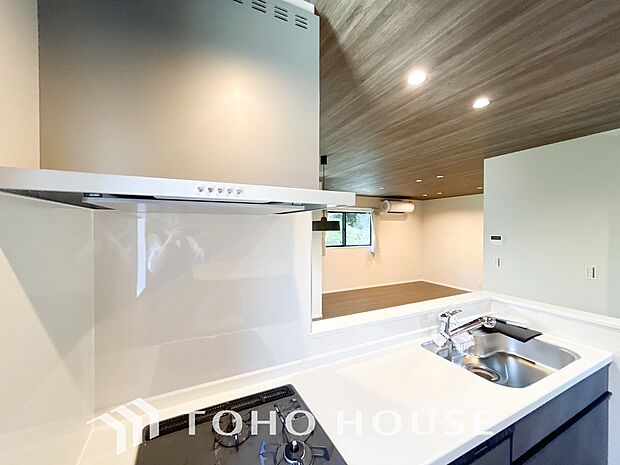 最新のレンジフードは静音性や省エネ性能が向上しデザインもスタイリッシュ。効率的な換気で料理を快適に。