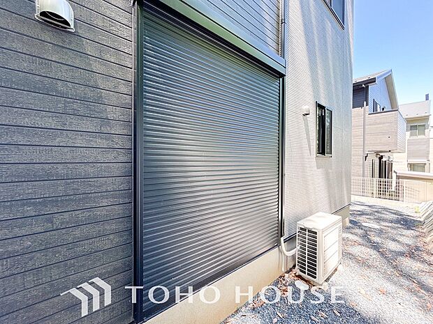 戸建にも防犯機能シャッターを完備しております。寒い冬でも中から開閉が可能ですのでラクラクな所も便利です。