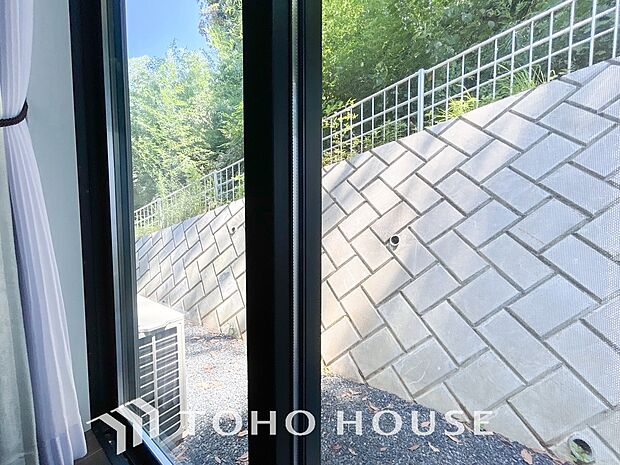 居室のサッシには高性能なペアガラスを採用しており、これにより高い断熱性を実現しています。