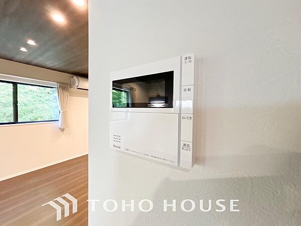 お風呂場と台所に操作リモコンがあり、キッチン近くにある給湯リモコンは、お料理の最中でもリビングで寛いでいるなかでもボタン一つで簡単に沸かせて便利ですね。