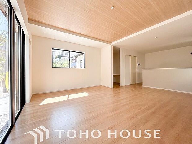 LDKは20.5帖と広々ご用意。大きな窓が南側の壁3面に造られ、明るさいっぱいの空間に。内装がホワイトを基調としており、光を反射するレフ効果で開放感が生まれ、より広さを感じる空間に仕上がりました。