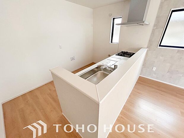 キッチンは「立ち上がり」が広くとられたカフェスタイル。作業スペースの確保からお料理の受け渡しまでらくらくです。お料理のできる過程がリビングからも分かり、食器準備やお片付けもご家族みんなでできます。