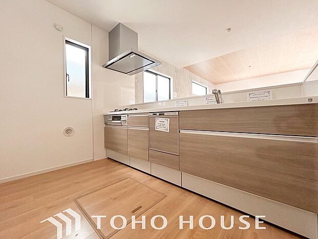 普段の作業になりがちなお料理が少しでも楽しく、少しでも効率良いものとなるよう、キッチンにはビルトイン食洗器、浄水器内蔵シャワー混合栓、3口コンロ、スリム型レンジフードなど最新設備が整っております。