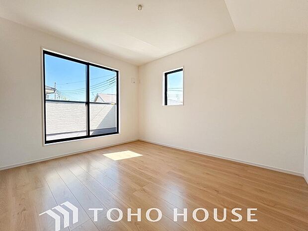 本来デッドスペースとなる屋根までの空間が使われた「勾配天井」のお部屋です。通常の居室とは違う、この開放感が2階の居室にご用意されました。過ごす方の個性を惹き立てる、美しく快適な設計がされています。