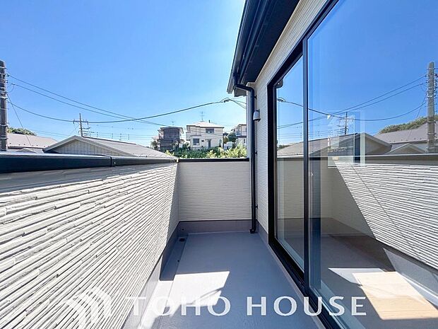 陽当たりの良い南向きに広いバルコニーがご用意されました。奥行きもゆとりがあり、お休みの日にまとめてお洗濯を…、というときにも頼もしい広さがあります。防水加工も施され、経年劣化などにも対応しています。