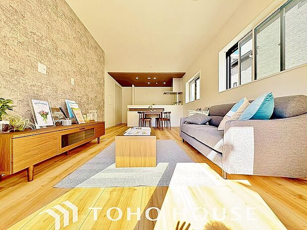 リビングも広く設け、訪れる人々を暖かく迎えてくれます。