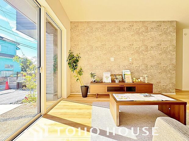 光が注がれる青い空から鮮やかに赤色にゆっくりと染まる。そんな優しい時間がここでは流れてゆく。