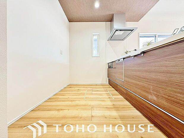 夫婦そろってキッチンに立っても調理がしやすく余裕の広さ。家事をしながら会話も弾みます。