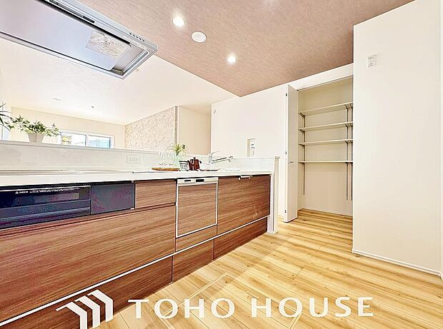 ご家族みんなで調理ができる位のスペースを実現したキッチン空間となっております。