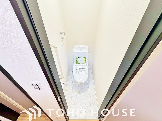 十分な広さと清潔感のあるカラーで纏まったおトイレ。時間に余裕とゆとりを持たせます。