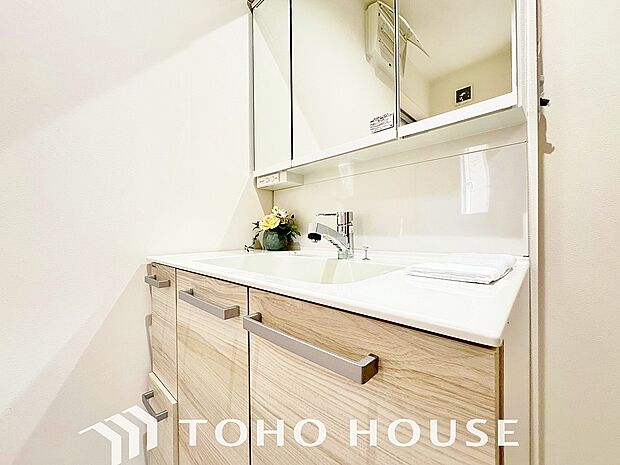 身だしなみのチェックがしやすい大きな鏡。収納もたっぷり、スッキリとした空間を演出いたします。