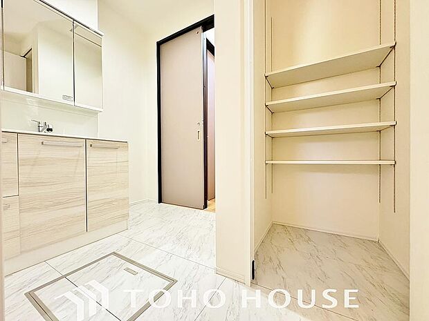 平日の朝であっても、落ち着きとくつろぎを感じられる空間。気持ちよく身だしなみを整えられます。