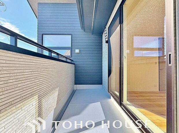 頬をなでる優しい風を感じることが出来るバルコニー。つい深呼吸をしたくなる気持ちの良い眺望です。