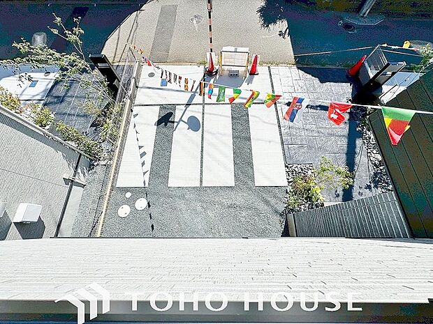 ゆったりとした駐車スペースを確保いたしましたので、大きめのお車でも駐車可能です。