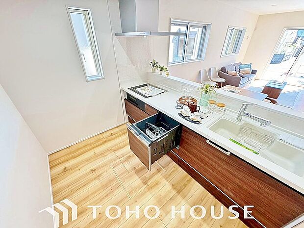 「ビルトインタイプ食器洗乾燥機」通常の手洗いでは使用出来ないほど高温のお湯や高圧水流を使うことにより汚れを効果的に落とすことができる。