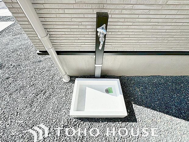 「立水柱」駐車スペースから近い場所に水柱がございます。蛇口に高さがあるのでガーデニングやお掃除の際に活躍するだけでなく、お子様の水遊びにも最適です。