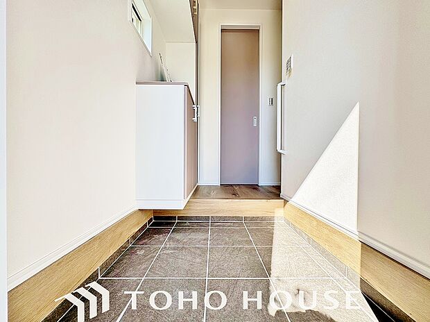 ゲストを招き、家族を迎える玄関は、ディスプレイや照明にこだわってみてはいかがでしょうか。