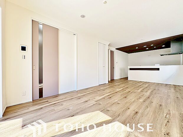 一日の中で多くの時間を過ごすことになるリビング。爽やかな通風と採光を存分に感じる事が出来る空間です。