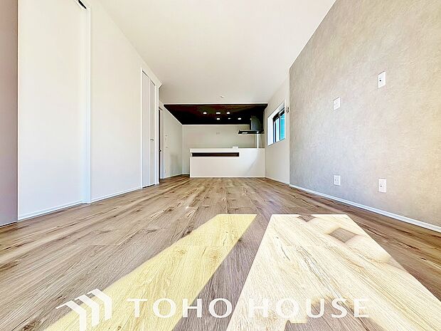 毎日の暮らしに癒しをもたらす居心地の良いリビングです。