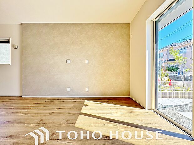 光と風があふれる開放的なリビングダイニングには自然と家族みんなが集まってきます。