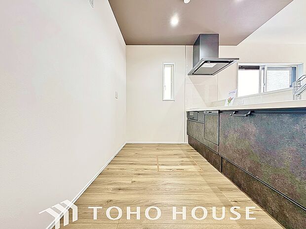 充実した収納スペースを搭載したシステムキッチンは、日々の家事がはかどります。