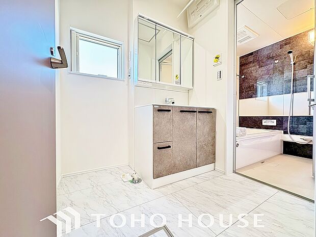 お家の中でも特にプライベートスペースとなる洗面所は、洗濯場所と浴室を同じ空間でまとめております。