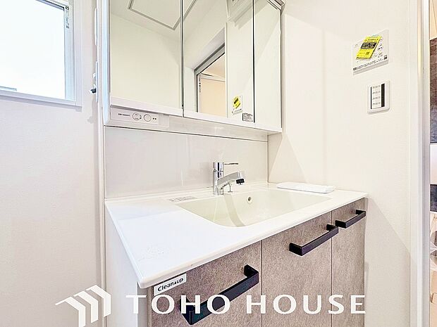 身だしなみのチェックがしやすい大きな鏡。収納もたっぷり、スッキリとした空間を演出いたします。