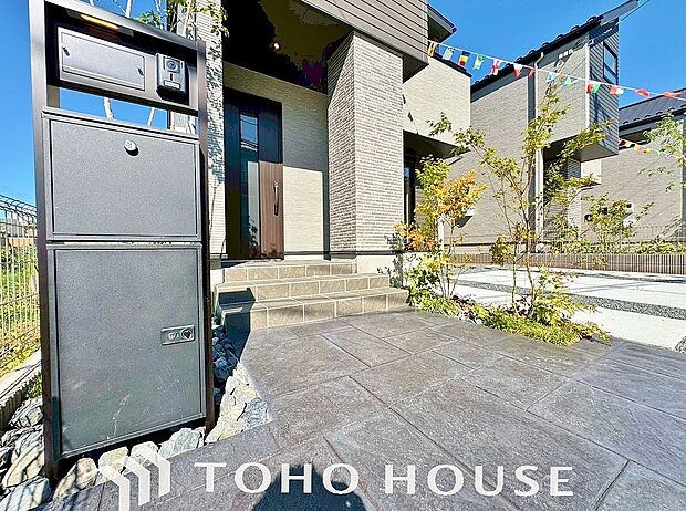 宅配ボックスも併設されているため、不在時でも荷物の受け取りができます。