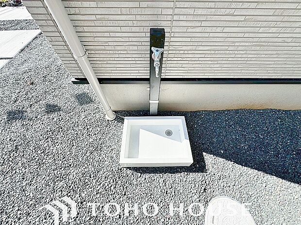 敷地内には立水栓を設置してあります。ホースをつなげば洗車や玄関先のお掃除の際にも便利です。