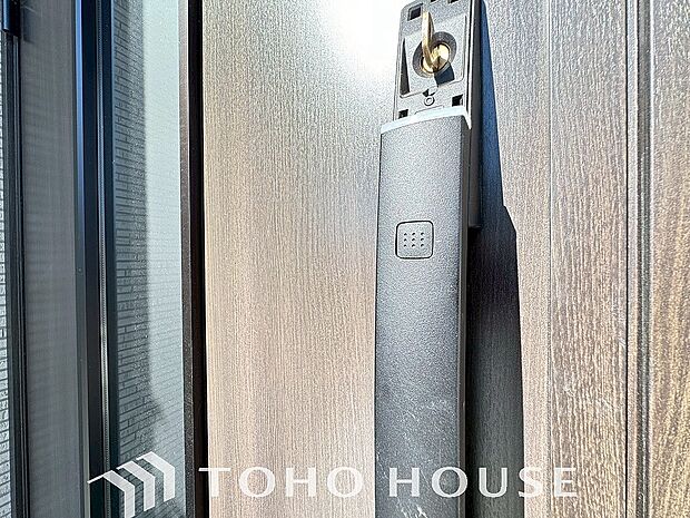 ICチップを用いたカードやボタンなどで玄関扉の鍵の施錠・解錠が出来る設備。