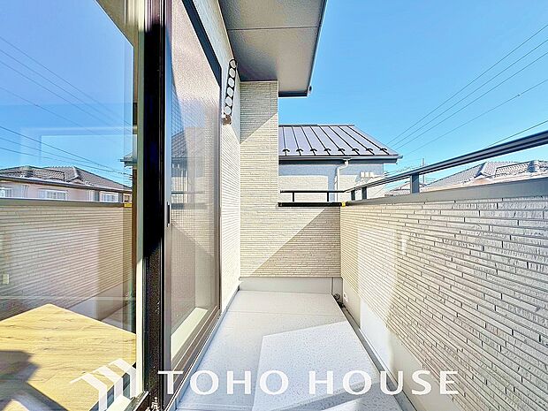 頬をなでる優しい風を感じることが出来るバルコニー。つい深呼吸をしたくなる気持ちの良い眺望です。