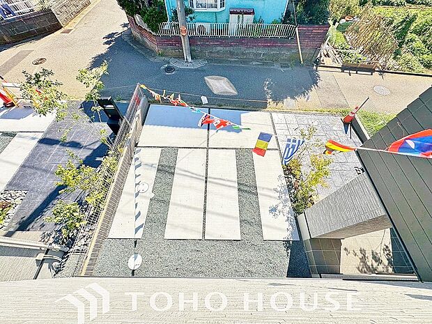 ゆったりとした駐車スペースを確保いたしましたので、大きめのお車でも駐車可能です。