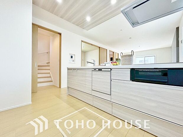 お料理の上手な方が、独壇場でお料理の腕を披露するスタイルに向いているキッチンです。