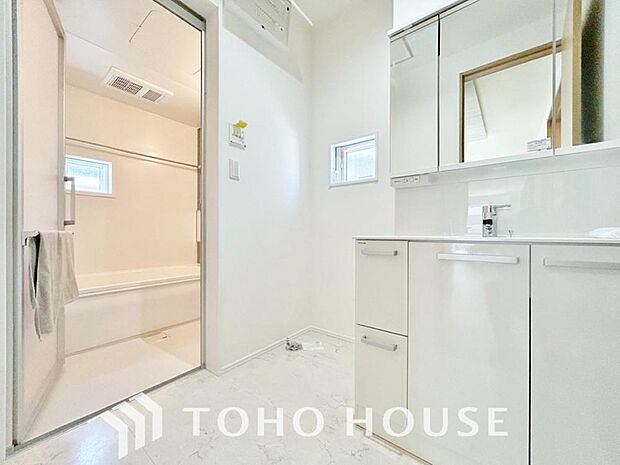 お家の中でも特にプライベートスペースとなる洗面所は、洗濯場所と浴室を同じ空間でまとめております。