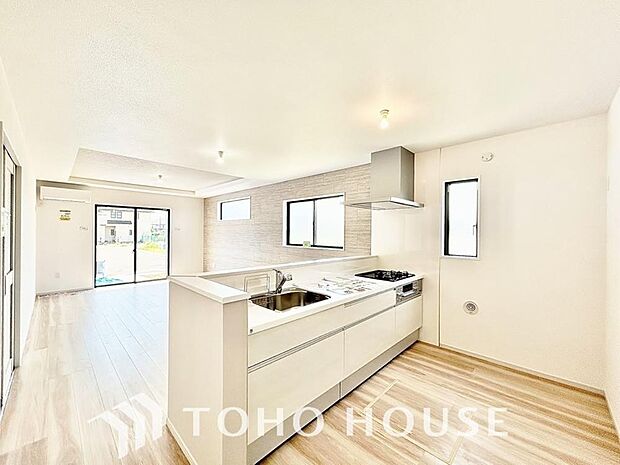 ご家族みんなで調理ができる位のスペースを実現したキッチン空間となっております。