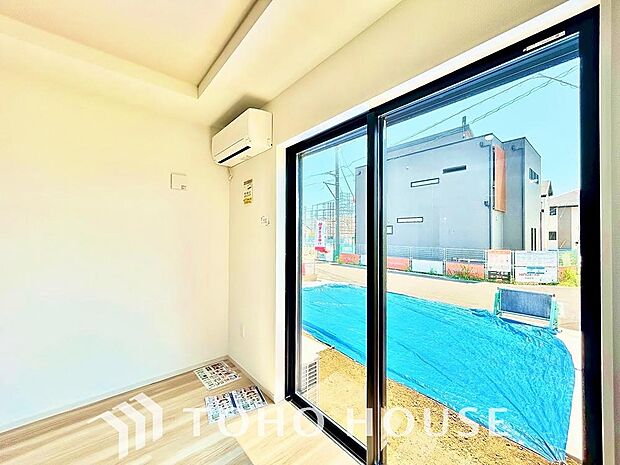 二層のガラスの間に空気層や特殊ガス層を作ることで断熱性能や結露防止効果を高めたサッシを装備してます。