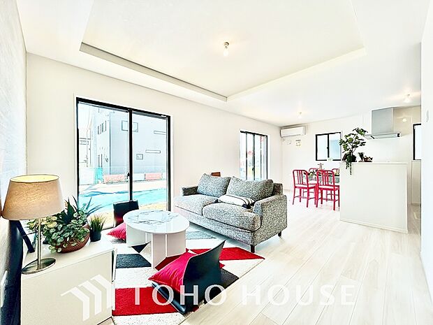 光が注がれる青い空から鮮やかに赤色にゆっくりと染まる。そんな優しい時間がここでは流れてゆく。