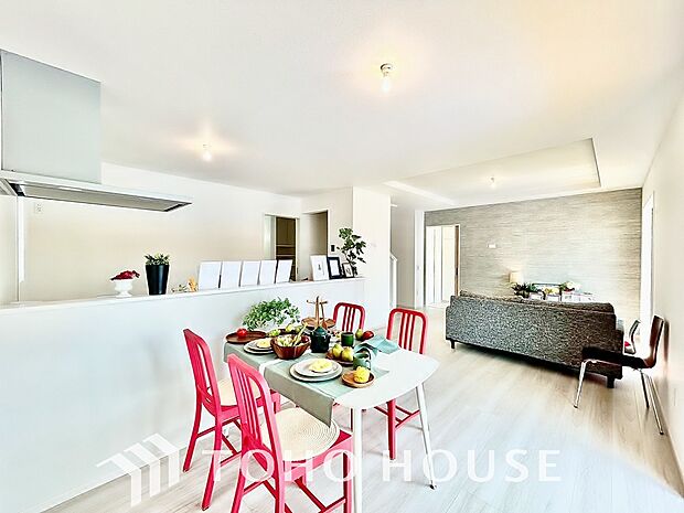 リビングも広く設け、訪れる人々を暖かく迎えてくれます。