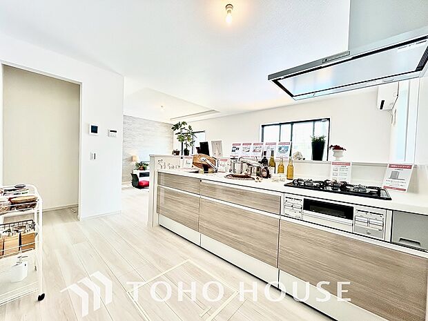 夫婦そろってキッチンに立っても調理がしやすく余裕の広さ。家事をしながら会話も弾みます。