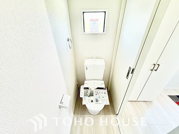 清潔な空間であって頂けますように、目に留まるだけではなく、汚れをふき取り易いフロアと壁紙をチョイス。