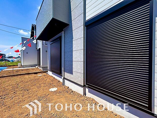 台風などの激しい雨風からお家を守るのはもちろん、空き巣対策などの防犯抑止や防音にも効果を発揮します。