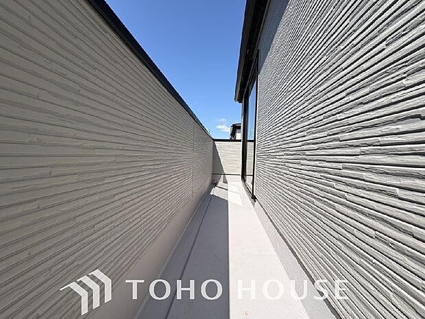 頬をなでる優しい風を感じることが出来るバルコニー。つい深呼吸をしたくなる気持ちの良い眺望です。